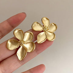 1 Pair Gold Flower Earrings for Women, Trendy Non Piercing Flower Dangle Earring, Elegant Gold Plated Lightweight Floral Earrings for Non-Pierced Ears