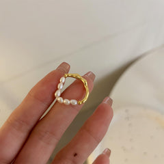 1PC Delicate Gold-Tone Pearl Ring: A Fusion of Classic and Contemporary